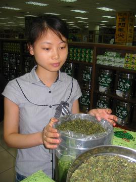 Зеленый чай из молодых рук